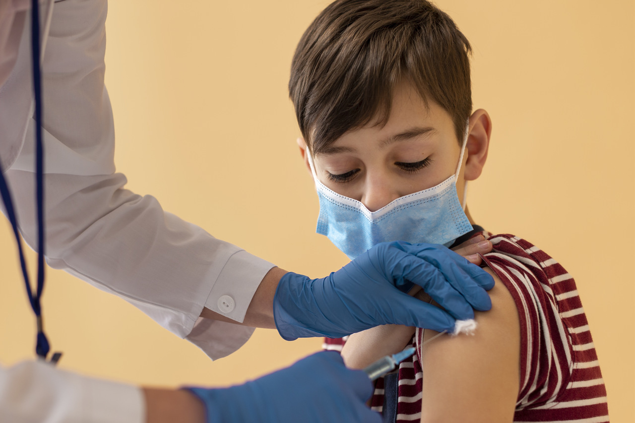Sociedade de Medicina promove live sobre vacinação de covid-19 infantil